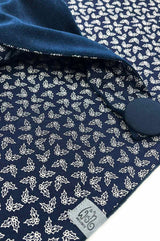 Detail von Halstuch für Damen aus blauer Baumwolle mit chicem  dunkelblauen Print, made with Love, Label aus recyceltem Meeresplastik, Fair Wear, nachhaltig, sustainable, Lieblingstuch